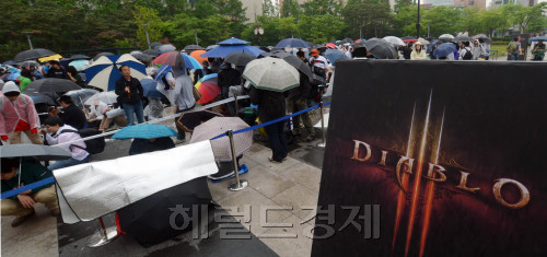 디아블로3 한정판 구입을 위해 게이머들이 왕십리 민자역사앞에서 줄 서서 대기하고 있다.<br />김명섭 기자 msiron@
디아블로3 한정판 구입을 위해 게이머들이 왕십리 민자역사앞에서 줄 서서 대기하고 있다.
김명섭 기자 msiron@
디아블로3 한정판 구입을 위해 게이머들이 왕십리 민자역사앞에서 줄 서서 대기하고 있다.
김명섭 기자 msiron@