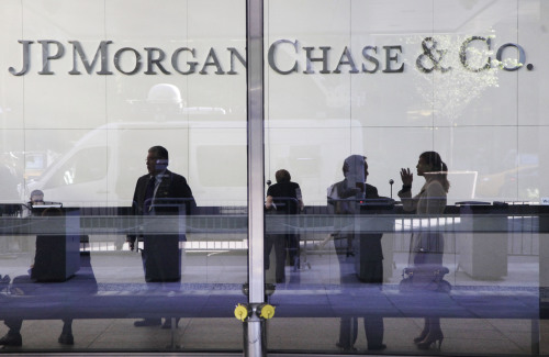 <YONHAP PHOTO-0484> FILE - In this May 11, 2012 file photo, people stand in the lobby of JPMorgan Chase headquarters in New York. JPMorgan Chase is expected to accept the resignation of one of the highest-ranking women on Wall Street after the bank lost $2 billion in a trading blunder, a person familiar with the matter said Sunday, May 13, 2012. The bank will accept the resignation of Ina Drew, its chief investment officer, the person told The Associated Press, speaking on condition of anonymity because the person was not authorized to discuss the decision publicly. (AP Photo/Mark Lennihan, File)/2012-05-14 09:30:04/ <저작권자 ⓒ 1980-2012 ㈜연합뉴스. 무단 전재 재배포 금지.>
People stand in the lobby of JPMorgan Chase headquarters in New York.  AP-Yonhap News