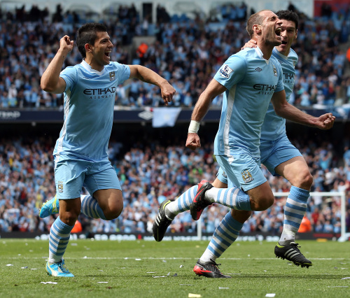 Manchester City's Pablo Zabaleta, center, celebrates scoring against Queens Park Rangers with teammates Gareth Barry, right, and Sergio Aguero during their English Premier League soccer match at the Etihad Stadium, Manchester, England, Sunday. (AP-Yonhap News)