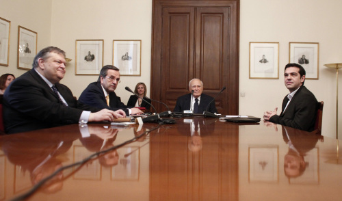 <YONHAP PHOTO-1262> Greek President Karolos Papoulias (center), Socialist leader Evangelos Venizelos (first left) Conservative leader Antonis Samaras (second left) and Leftist leader Alexis Tsipras (right) , meet at the presidential palace in Athens, Sunday May 13 2012. Greek President Karolos Papoulias has called the leaders of Greece's political parties to meetings on Sunday, in a last-ditch effort to broker a deal for a coalition government.(AP Photo/Kostas Tsironis)/2012-05-13 19:15:03/ <저작권자 ⓒ 1980-2012 ㈜연합뉴스. 무단 전재 재배포 금지.>
Greek President Karolos Papoulias (center), Socialist leader Evangelos Venizelos (first from left) Conservative leader Antonis Samaras (second from left) and Leftist leader Alexis Tsipras, meet at the presidential palace in Athens on Sunday.  AP-Yonhap News