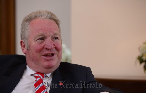 영국 교통부장관. 박해묵 기자/mook@heraldm.com
Mike Penning speaks at a news conference in Seoul on Monday.    Park Hae-mook/The Korea Herald