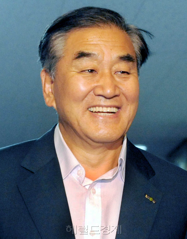 29일 오전 세종로 정부청사에서 정운찬 국무총리 주재로 열린 국무회의에 참석한 이재오 국민권익위원회 위원장(오른쪽)이 정운찬 총리와 입장하고 있다.이재오 위원장은 은평 을 재보선 출마를 위해 30일 위원장 자리를 사퇴할 예정이다/안훈기자 rosedale@ 2010.06.29