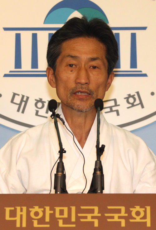 강기갑(국회의원)
<YONHAP PHOTO-1068> 강기갑 비대위원장 기자회견 (서울=연합뉴스) 백승렬 기자 = 통합진보당 강기갑 비대위원장이 14일 국회 정론관에서 당 혁신을 위한 기자회견을 하고 있다. 2012. 5. 14 srbaek@yna.co.kr/2012-05-14 16:27:09/ <저작권자 ⓒ 1980-2012 ㈜연합뉴스. 무단 전재 재배포 금지.>
Kang Ki-kab