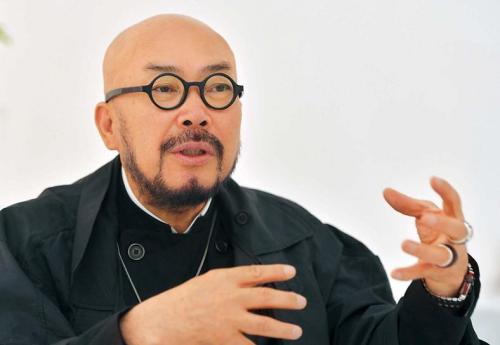 Fashion designer Lie Sang-bong talks in an interview on Thursday. (Lee Sang-sub/The Korea Herald)