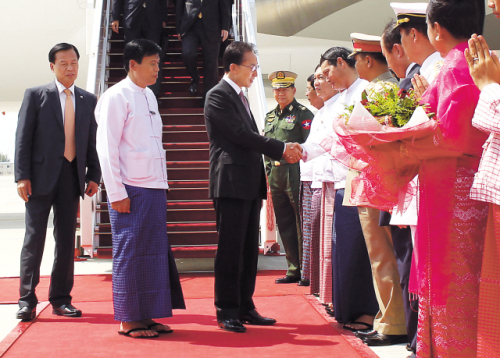 President Lee Myung-bak is welcomed by Myanmarese officials on his arrival in Naypyidaw on Monday. (Yonhap News)