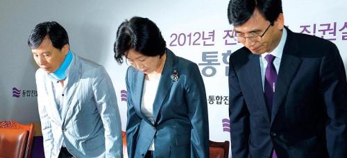 Co-chairs of the Unified Progressive Party Cho Joon-ho (from left), Sim Sang-jung and Rhyu Si-min bow in apology for Saturday’s violent central committee meeting during a press conference at the National Assembly on Monday.
Park Hyun-koo/The Korea Herald