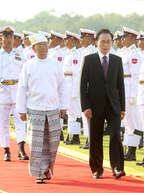 떼인 세인 (Thein Sein/정치인/미얀마)/이명박(정치인/한국 대통령)
President Lee Myung-bak (right) and his Myanmarese counterpart Thein Sein walk together for a summit meeting at the Presidential Palace in Naypyitaw on Monday.
Yonhap News