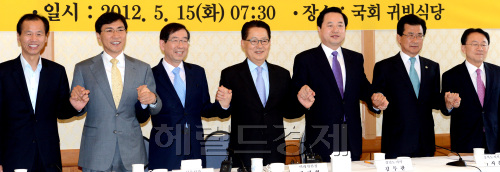 민주통합당 박지원 비대위원장이 15일 국회에서  시.도지사민생정책협의회를 갖고 있다.  안희정,박원순,박지원,김두관. 박현구 기자phko@heraldm.com 2012.05.15
민주통합당 박지원 비대위원장이 15일 국회에서  시.도지사민생정책협의회를 갖고 있다.  안희정,박원순,박지원,김두관. 박현구 기자phko@heraldm.com 2012.05.15
박지원 민주통합당 비대위원장과 민주당 소속 광역단체장들이 15일 국회에서 시ㆍ도지사 민생정책협의회를 갖고 있다. 사진 왼쪽부터 최문순 강원도지사, 안희정 충남도지사, 박원순 서울 시장, 박지원 비대위원장, 김두관 경남도지사, 이시종 충북도지사, 김완주 전북도지사.  박현구 기자/phko@heraldm.com