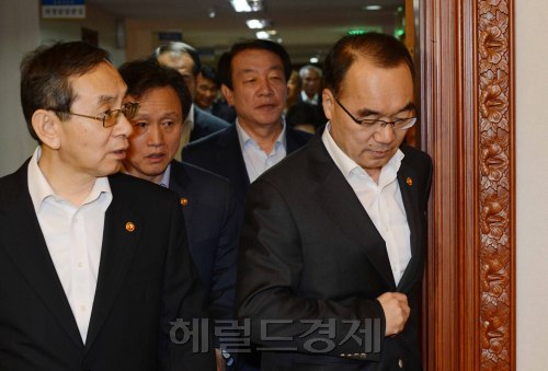 국무회의. 김동수 공정거래위원장과 박재완 재정부장관이 회의장으로 입장하고 있다. <br />정희조 기자/checho@heraldm.com  120515
국무회의. 김동수 공정거래위원장과 박재완 재정부장관이 회의장으로 입장하고 있다.
정희조 기자/checho@heraldm.com  120515