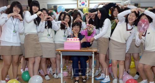 스승의 날인 15일 오전 서울 동대문구 제기동 정화여자상고에서 학생들이 선생님을 위해 파티를 열며 즐거운 시간을 보내고 있다.<br />김명섭 기자 msiron@
스승의 날인 15일 오전 서울 동대문구 제기동 정화여자상고에서 학생들이 선생님을 위해 파티를 열며 즐거운 시간을 보내고 있다.
김명섭 기자 msiron@
“선생님 1년 내내 오늘과 같이…그래 얘들아, 우리 1년 내내 오늘과 같이 잘해보자.” 학생도, 선생님도, 제자도, 스승도 1년 내내 ‘스승의 날’과 같다면 더 좋을 게 없다. 15일 오전 서울 동대문구 제기동 정화여자상고에서 아주 특별한 파티가 열렸다. 이 파티의 주제는 ‘사랑’이다.  김명섭 기자/msiron@heraldm.com