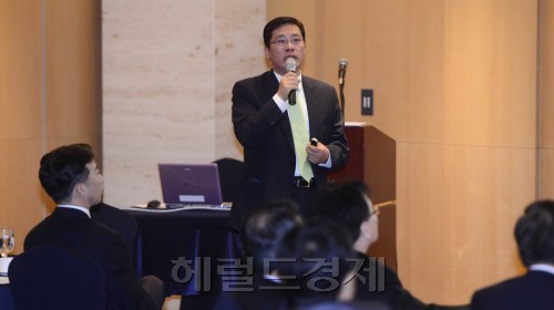 장용동 헤럴드경제 대기자가 15일 오전 서울 반포 팔레스호텔 그랜드볼룸에서 열린 글로벌 리더스포럼에 강사로 참석해 강연을 하고 있다.
장용동 헤럴드경제 대기자가 15일 오전 서울 반포 팔레스호텔 그랜드볼룸에서 열린 글로벌 리더스포럼에 강사로 참석해 강연을 하고 있다.