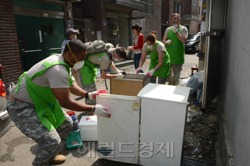 15일 주한 미8군 94헌병대대 소속 미군과 카튜사 15명이 용산구 자원봉사센터의 안내로 관내 용문동에서 저소득가구및 자원봉사가 필요한 가정의 청소,전기수리및 집안정리등 자원봉사를 하고 있다. 이들 미군 자원봉사팀은 매달 군인10여명의 협조로 대상가구에 봉사할 예정이다.<br />정희조 기자/checho@heraldm.com 120515
15일 주한 미8군 94헌병대대 소속 미군과 카튜사 15명이 용산구 자원봉사센터의 안내로 관내 용문동에서 저소득가구및 자원봉사가 필요한 가정의 청소,전기수리및 집안정리등 자원봉사를 하고 있다. 이들 미군 자원봉사팀은 매달 군인10여명의 협조로 대상가구에 봉사할 예정이다.
정희조 기자/checho@heraldm.com 120515
15일 주한 미8군 94헌병대대 소속 미군과 카튜사 15명이 용산구 자원봉사센터의 안내로 관내 용문동에서 저소득가구및 자원봉사가 필요한 가정의 청소,전기수리및 집안정리등 자원봉사를 하고 있다. 이들 미군 자원봉사팀은 매달 군인10여명의 협조로 대상가구에 봉사할 예정이다.
정희조 기자/checho@heraldm.com 120515
주한 미8군 94헌병대대 소속 미군과 카투사 15명이 15일 오전 9시부터 서울 용산구 자원봉사센터와 함께 용문동에서 저소득 가구 및 자원봉사가 필요한 가정의 청소, 전기 수리 및 집 안 정리 등의 자원봉사를 하고 있다. 앞으로도 용산구는 미군 헌병대 봉사단과 연계해 매월 첫째 주 화요일에 저소득 가정에 대한 봉사를 진행할 예정이다.  정희조 기자/checho@heraldm.com
