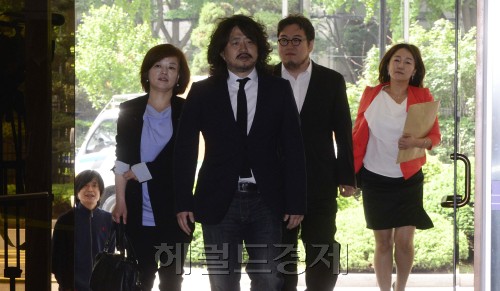 서울시선거관리위원회가 지난달 13일 김어준 딴지일보 총수와 주진우 시사인 기자를 공직선거법위반 혐의로 서울중앙지검에 고발한 가운데 김 총수가 15일 오전 서울지방경찰청으로 출두하고 있다. 박해묵 기자/mook@heraldm.com
4ㆍ11 총선기간에 불법 선거운동을 벌인 혐의로 고발된 인터넷 팟캐스트 방송 ‘나는 꼼수다(나꼼수)’의 패널 김어준 딴지일보 총수가 경찰 조사를 받기 위해 15일 오전 10시8분께 서울지방경찰청에 출두했다. 박해묵 기자/mook@