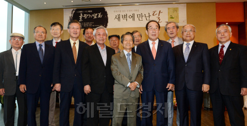 "새벽에 만난 달 " 민명문 박용성 출판기념회가 5월 14일 중앙대학교 유니버시티 클럽에서 열렸다. 박현구 기자phko@heraldm.com 2012.05.14
"새벽에 만난 달 " 민명문 박용성 출판기념회가 5월 14일 중앙대학교 유니버시티 클럽에서 열렸다. 박현구 기자phko@heraldm.com 2012.05.14