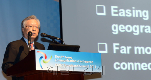 ‘2012 월드IT쇼’ 이석채<br />김명섭 기자 msiron@
KT chairman Lee Suk-chae makes his keynote speech at the international broadcast and telecommunications conference on the sidelines of the World IT Show at the COEX Convention Center in southern Seoul on Tuesday.
Kim Myung-sub/The Korea Herald