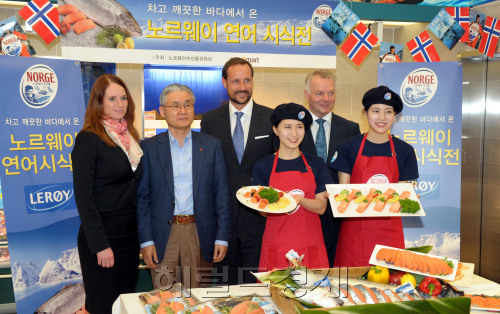 호콘 마그누스 노르웨이 왕세자(왼쪽 세번째)가 15일 오전 서울 용산 이마트 매장을 찾아 연어등 노르웨이 수산물의 국내 소비를 촉진하기 위해 노르웨이 연어 시식행사에 참석해 포토세션을 가지고 있다. 박해묵 기자/mook@heraldm.com
호콘 마그누스 노르웨이 왕세자(왼쪽 세번째)가 15일 오전 서울 용산 이마트 매장을 찾아 연어등 노르웨이 수산물의 국내 소비를 촉진하기 위해 노르웨이 연어 시식행사에 참석해 포토세션을 가지고 있다. 박해묵 기자/mook@heraldm.com