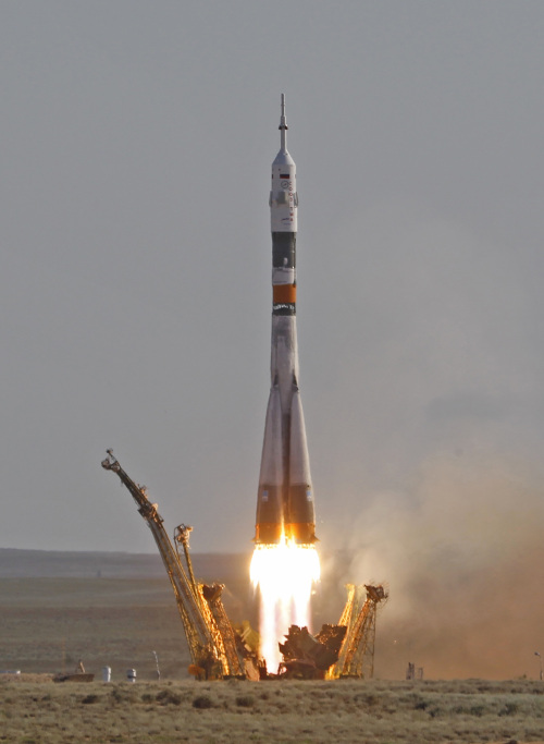 <YONHAP PHOTO-0540> The Soyuz-FG rocket booster with a Soyuz TMA-04M spaceship carrying a new crew to the International Space Station, ISS, blasts off from the Russian leased Baikonur cosmodrome, in Kazakhstan, Tuesday, May 15, 2012. The Russian rocket is carrying U.S. astronaut Joseph Acaba along with Russian cosmonauts Gennady Padalka and Sergei Revin. (AP Photo/Mikhail Metzel)/2012-05-15 13:04:19/ <저작권자 ⓒ 1980-2012 ㈜연합뉴스. 무단 전재 재배포 금지.>
The Soyuz-FG rocket blasts off from the Russian leased Baikonur cosmodrome, in Kazakhstan on Tuesday.
AP-Yonhap News