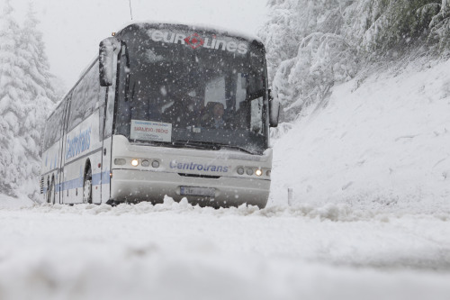 <YONHAP PHOTO-1204> A bus drives on a road during snowy weather near Sarajevo, Bosnia, on Monday, May 14, 2012. Heavy snow covered central parts of Bosnia early Monday. After the weekend with record high temperatures, reaching mid 30's Celsius, citizens of Sarajevo woke up Monday with 10 centimeters of snow covering the city streets. (AP Photo/Amel Emric)/2012-05-14 19:31:07/ <저작권자 ⓒ 1980-2012 ㈜연합뉴스. 무단 전재 재배포 금지.>
A bus drives on a road during snowy weather near Sarajevo, Bosnia, Monday.  AP-Yonhap News