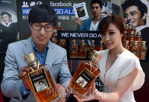 15일 청계광장에서 페르노리카 코리아의 대표 위스키 임페리얼이 리더십을 이야기하는 '2012 위 네버 고 얼론(We Never Go Alone)'캠페인을 런칭하고 있다. 6월 23일까지 페이스북의 친구사진을 캐스팅해 캠페인영사에 초청하면 만들어진 영상이 본인의 담벼락및 캐스팅된 친구의 담에 자동적으로 노출되는 인터액티브 소셜 무비 이벤트를 펼친다. <br />정희조 기자/checho@heraldm.com 120515
15일 청계광장에서 페르노리카 코리아의 대표 위스키 임페리얼이 리더십을 이야기하는 '2012 위 네버 고 얼론(We Never Go Alone)'캠페인을 런칭하고 있다. 6월 23일까지 페이스북의 친구사진을 캐스팅해 캠페인영사에 초청하면 만들어진 영상이 본인의 담벼락및 캐스팅된 친구의 담에 자동적으로 노출되는 인터액티브 소셜 무비 이벤트를 펼친다.
정희조 기자/checho@heraldm.com 120515