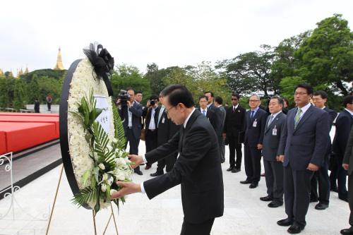<YONHAP PHOTO-0816> 李대통령, 아웅산 국립묘지 참배 (양곤<미얀마>=연합뉴스) 김병만 기자 = 미얀마를 방문중인 이명박 대통령이 15일(현지시간) 양곤 아웅산 국립묘지를 방문, 참배하고 있다. 이곳은 북한이 지난 1983년 당시 전두환 대통령을 노리고 버마(당시 국명) `아웅산 폭탄 테러' 사건을 벌여 수행원 17명의 목숨을 앗아간 비극의 장소이다. 2012.5.15 kimb01@yna.co.kr/2012-05-15 15:00:30/ <저작권자 ⓒ 1980-2012 ㈜연합뉴스. 무단 전재 재배포 금지.>
Lee laid a wreath to pay homage to the late Myanmarese leader Aung San at the Martyr’s Mausoleum in Yangon, Myanmar, Tuesday.  Yonhap News