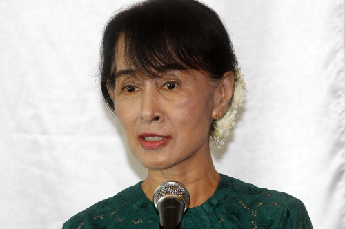 <YONHAP PHOTO-0832> 기자회견하는 아웅산 수치 여사 (양곤<미얀마>=연합뉴스) 김병만 기자 = 미얀마를 공식방문중인 이명박 대통령과 아웅산 수치 여사가 15일(현지시간) 양곤 본대숙소에서 공동 기자회견을 하고 있다. 2012.5.15 kimb01@yna.co.kr/2012-05-15 15:05:08/ <저작권자 ⓒ 1980-2012 ㈜연합뉴스. 무단 전재 재배포 금지.>
Aung San Suu Kyi