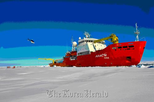 Korean icebreaker Araon is docked at a sea ice station in the Arctic. (Ministry of Land, Transport and Maritime Affairs)