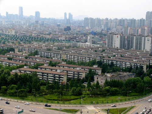 15일 강남3구가 투기지역에서 해제되면서 대한민국 대표 재건축 단지로 꼽히는 송파구 가락시영아파트의 선(先)이주 시도가 한층 탄력을 받을 것으로 전망된다. 사진은 가락시영아파트 전경.