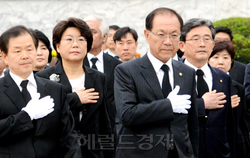 황우여 새누리당 신임대표와 이한구 원내대표를 비롯한 지도부들이 16일 오전 서울 동작동 현충원을 찾아 참배하고 있다.박현구 기자phko@heraldm.com 2012.05.16
황우여 새누리당 신임대표와 이한구 원내대표를 비롯한 지도부들이 16일 오전 서울 동작동 현충원을 찾아 참배하고 있다.박현구 기자phko@heraldm.com 2012.05.16
황우여 새누리당 신임대표와 이한구 원내대표를 비롯한 지도부들이 16일 오전 서울 동작동 현충원을 찾아 참배하고 있다.박현구 기자phko@heraldm.com 2012.05.16
황우여 새누리당 신임대표와 이한구 원내대표를 비롯한 지도부들이 16일 오전 서울 동작동 현충원을 찾아 참배하고 있다.박현구 기자phko@heraldm.com 2012.05.16
황우여 새누리당 신임대표와 이한구 원내대표를 비롯한 지도부들이 16일 서울 동작동 현충원을 찾아 참배하고 있다.  박현구 기자/phko@heraldm.com