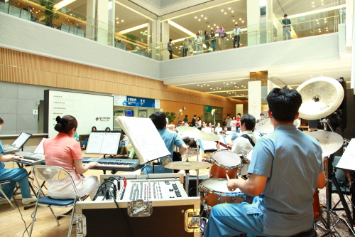 <YONHAP PHOTO-1514> 건국대병원 직원 밴드 환자를 위한 '정오의 음악회' (서울=연합뉴스) 15일 정오 서울 광진구 능동로 건국대병원 1층 피아노라운지에서 건국대병원 간호사와 치료사 등 직원들로 구성된 밴드 '코드 에이(Code-A)'가 가운을 입은 채 환자와 가족들을 위로하는 '정오의 음악회'를 열고 있다. 2012.5.15 << 건국대 >> jobo@yna.co.kr/2012-05-15 20:46:32/ <저작권자 ⓒ 1980-2012 ㈜연합뉴스. 무단 전재 재배포 금지.>
<YONHAP PHOTO-1514> 건국대병원 직원 밴드 환자를 위한 '정오의 음악회' (서울=연합뉴스) 15일 정오 서울 광진구 능동로 건국대병원 1층 피아노라운지에서 건국대병원 간호사와 치료사 등 직원들로 구성된 밴드 '코드 에이(Code-A)'가 가운을 입은 채 환자와 가족들을 위로하는 '정오의 음악회'를 열고 있다. 2012.5.15 << 건국대 >> jobo@yna.co.kr/2012-05-15 20:46:32/ <저작권자 ⓒ 1980-2012 ㈜연합뉴스. 무단 전재 재배포 금지.>
<YONHAP PHOTO-1514> 건국대병원 직원 밴드 환자를 위한 '정오의 음악회' (서울=연합뉴스) 15일 정오 서울 광진구 능동로 건국대병원 1층 피아노라운지에서 건국대병원 간호사와 치료사 등 직원들로 구성된 밴드 '코드 에이(Code-A)'가 가운을 입은 채 환자와 가족들을 위로하는 '정오의 음악회'를 열고 있다. 2012.5.15 << 건국대 >> jobo@yna.co.kr/2012-05-15 20:46:32/ <저작권자 ⓒ 1980-2012 ㈜연합뉴스. 무단 전재 재배포 금지.>
