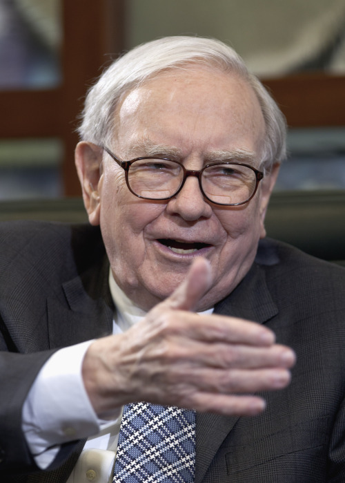 <YONHAP PHOTO-0179> Warren Buffett, chairman and CEO of Berkshire Hathaway, speaks during an interview with Liz Claman of the Fox Business Network in Omaha, Neb., Monday, May 7, 2012. Buffett said on Monday that Europe will have a hard time resolving its fiscal problems because of the structure of the European Union and this weekend's election results in Greece and France, but he says the turmoil in Europe won't keep him from investing. Buffett said Berkshire plans to buy two U.S. stocks Monday that it already holds to add to its stakes in those companies. (AP Photo/Nati Harnik)/2012-05-08 05:13:24/ <저작권자 ⓒ 1980-2012 ㈜연합뉴스. 무단 전재 재배포 금지.>
Warren Buffett, chairman and CEO of Berkshire Hathaway
AP-Yonhap News