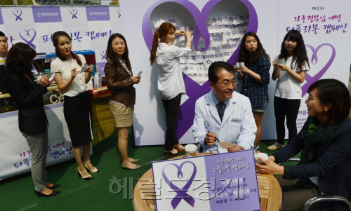 대한산부인과학회가 '자궁경부암 예방주간'을 맞아 16일 청계광장에서 '퍼플리본 캠페인'을 벌이고 있다. 이 캠페인은 자궁경부암예방에 대한 이삼십대 젊은 여성의 적극적 관심을 유도하기 위해 기획되었다. <br />정희조 기자/checho@heraldm.com 120516
대한산부인과학회가 '자궁경부암 예방주간'을 맞아 16일 청계광장에서 '퍼플리본 캠페인'을 벌이고 있다. 이 캠페인은 자궁경부암예방에 대한 이삼십대 젊은 여성의 적극적 관심을 유도하기 위해 기획되었다.
정희조 기자/checho@heraldm.com 120516
