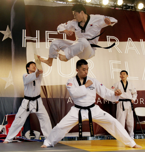 <YONHAP PHOTO-0243> Members of the New York State Taekwondo Federation demonstrate the sport on stage in New York's Times Square during U.S. Olympic Team festivities, Wednesday, April 18, 2012. The event marks 100 days until the London Olympics. (AP Photo/Richard Drew)/2012-04-19 05:57:11/ <저작권자 ⓒ 1980-2012 ㈜연합뉴스. 무단 전재 재배포 금지.>
Members of the New York State Taekwondo Federation demonstrate the sport on stage during an event to mark the 100 day point before the opening ceremony for the London 2012 Olympic Games in Edinburgh on April 18.  AP-Yonhap News