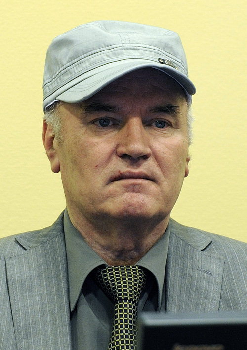 <YONHAP PHOTO-1255> FILE - In this Friday, June 3, 2011 file photo former Bosnian Serb Gen. Ratko Mladic is seen as he sits in the court room during his initial appearance at the U.N.'s Yugoslav war crimes tribunal in The Hague, Netherlands. Twenty years after Serb forces unleashed a brutal campaign of ethnic cleansing in Bosnia, their military commander Gen. Ratko Mladic is finally going on trial Wednesday May 16, 2012, on charges of masterminding atrocities throughout the country???s devastating 1992-95 war.(AP Photo/ Martin Meissner, Pool, File)/2012-05-15 18:14:05/ <저작권자 ⓒ 1980-2012 ㈜연합뉴스. 무단 전재 재배포 금지.>
Former Bosnian Serb Gen. Ratko Mladic   AP-Yonhap News