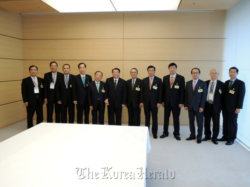 Korean businessmen pose with Japan’s Chief Cabinet Secretary Osamu Fujimura (sixth from left) before talks in Tokyo on Tuesday. From left are Shinhan Financial chairman Han Dong-woo, Samsung Electronics adviser Lee Yoon-woo, Dongkuk Steel chairman Chang Sae-joo, KITA chairman Han Duck-soo, Hyosung chairman Cho Suck-rai, Fujimura, Mitsubish Corp. chairman Mikio Sasaki and Kumho Asiana chairman Park Sam-koo. Hyosung