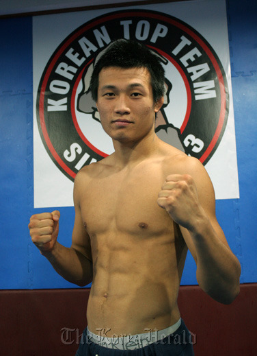 정찬성(이종격투기선수)
“Korean Zombie” Jung Chan-sung of the Ultimate Fighting Championship.
Korean Top Team