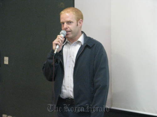 Chris Green of the Daily NK speaks as part of the North Korean Human Rights Speaker Series at the Artreon Toz in Sinchon last Wednesday.  Rob York/The Korea Herald