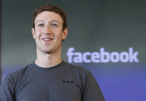 <YONHAP PHOTO-0440> FILE - In this Jan. 3, 2011 file photo, shows Facebook CEO Mark Zuckerberg smiling in San Francisco. Zuckerberg turns 28 on Monday, May 14, 2012. He's considerably younger than the average FORTUNE 500 CEO, of course. But while some investors worry that Zuckerberg is too young to lead Facebook as a public company, experts point out that Bill Gates, Steve Jobs and Michael Dell were in their 20s when their companies had IPOs. (AP Photo/Paul Sakuma, File)/2012-05-14 08:23:56/ <저작권자 ⓒ 1980-2012 ㈜연합뉴스. 무단 전재 재배포 금지.>
Facebook CEO Mark Zuckerberg in San Francisco  AP-Yonhap News
