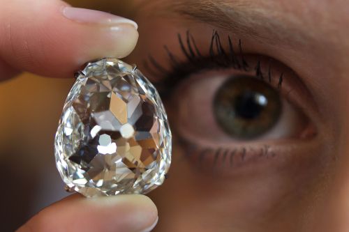 <YONHAP PHOTO-0201> A picture taken on May 10, 2012 shows a model posing with the Beau Sancy diamond during a Sotheby's auction press preview in Geneva. A centuries-old diamond passed down through generations of European royalty fetched nine million Swiss francs ($9.7 million) at auction in Geneva on May 15, 2012. The 35-carat "Beau Sancy" diamond was worn by Marie de Medici, Queen consort of Henry IV, at her coronation in 1610. An anonymous telephone bidder purchased the jewel, put on the market by the House of Prussia and described by sellers Sotheby's as one of the "most fascinating and romantic" gems ever to come to auction. AFP PHOTO/ FABRICE COFFRINI../2012-05-16 05:12:15/ <저작권자 ⓒ 1980-2012 ㈜연합뉴스. 무단 전재 재배포 금지.>
A picture taken on May 10 shows a model posing with the Beau Sancy diamond during a Sotheby’s auction press preview in Geneva.  AFP-Yonhap News