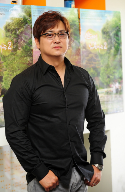 김찬우(탤런트, 영화배우)
김찬우는 5월 16일 오후 2시 서울 KBS 별관 인근에서 열린 KBS1 전원드라마 ‘산 너머 남촌에는2’(극본 김지수 박철, 연출 이상우)의 기자간담회에서 “세월이 많이 흘렀고 나이가 들었으니 전원드라마에 나오는 것이 이상하지 않다”고 말했다.