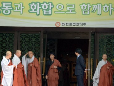 Monks are seen in front of the head office of the Jogye Order in Anguk-dong, northern Seoul, Wednesday. (Kim Myung-sub/The Korea Herald)