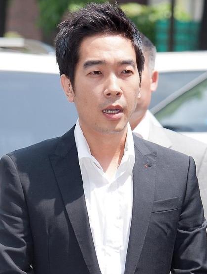 고영욱(가수, 탤런트)
가수 겸 방송인 고영욱에게 이례적인 ‘MBC 출연금지’ 결정이 내려졌다.