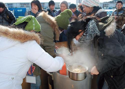 Student volunteers with Futokoro prepare crab soup to disaster victims in Japan’s tsunami-stricken Miyagi prefecture in December last year. (Futokoro)