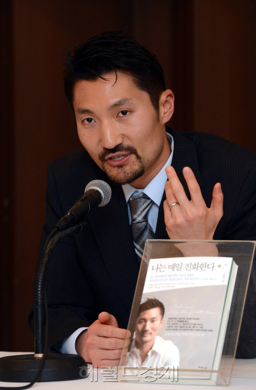 미 서바이벌게임 우승자 전율 출판기념 기자회견./ 안훈기자 rosedale@ 2012.05.15
미 서바이벌게임 우승자 전율 출판기념 기자회견./ 안훈기자 rosedale@ 2012.05.15