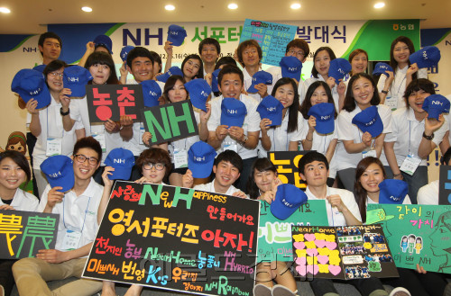 농협의 대학생 홍보대사인 ‘NH 영 서포터즈’ 2기 발대식이 16일 서울 충정로 농협중앙회에서 열렸다. NH 영 서포터즈는 블로그와 트위터, 페이스북 등 소셜미디어를 통해 고객과 소통하며, UCC(사용자 제작 콘텐츠)로 변화하는 농협의 모습을 전하게 된다. 박현구 기자/phko@
농협의 대학생 홍보대사인 ‘NH 영 서포터즈’ 2기 발대식이 16일 서울 충정로 농협중앙회에서 열렸다. NH 영 서포터즈는 블로그와 트위터, 페이스북 등 소셜미디어를 통해 고객과 소통하며, UCC(사용자 제작 콘텐츠)로 변화하는 농협의 모습을 전하게 된다. 박현구 기자/phko@