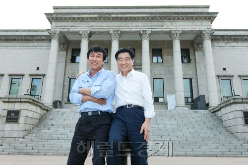 현대오일뱅크 권오갑 사장(오른쪽)과 김태경 노조위원장이 2년 연속 임금 위임과 단체교섭 타결을 축하하며, 덕수궁 석조전 앞에서 활짝 웃고 있다. [사진제공=현대오일뱅크]