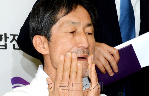 통합진보당 강기갑 혁신비상대책위원장이 17일 국회에서   김재연 이석기 만나 사퇴요구를 논의하겠다 말하고 있다. 박현구 기자phko@heraldm.com 2012.05.17
통합진보당 강기갑 혁신비상대책위원장이 17일 국회에서   김재연 이석기 만나 사퇴요구를 논의하겠다 말하고 있다. 박현구 기자phko@heraldm.com 2012.05.17
강기갑 통합진보당 혁신비상대책위원장의 입장이 진퇴양난이다. 이석기ㆍ김재연 당선가가 절대 사퇴불가를 천명하고 있는데도, 당권파 측이 별도의 비대위 구성에 착수, 당이 쪼개질 위기에 처했다. 17일 열린 비대위 회의에 참석한 강 위원장의 표정이 애처롭다.  박현구 기자/phko@heraldm.com