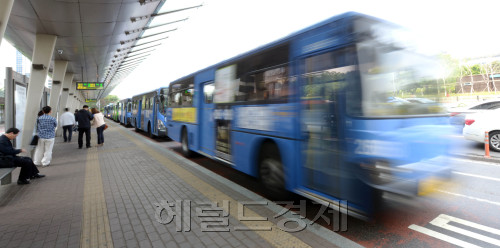 17일 오전 서울버스노사 협상이 결렬된 가운데 여의도 버스환승센터에서 시내버스들이 지나고 있다. 18일 새벽부터 15년 만의 총파업을 예고해 교통대란이 우려된다.<br />김명섭 기자 msiron@