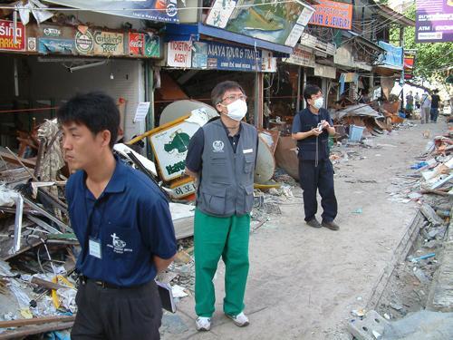 Chung Nak-eun (center) in Thailand after the tsunami in 2004.     NFS