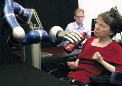 <YONHAP PHOTO-0253> In this April 12, 2011 image from video provided by braingate2.org, Cathy Hutchinson of East Taunton, Mass. sips a drink held by a robotic arm during a test at a long-term care residence for adults with neurological disease in Dorchester, Mass. A report by researchers published in the Thursday, May 17, 2012 issue of the journal Nature describes how two people, paralyzed years before by strokes, were able to control free-standing robotic arms with the help of a tiny sensor planted in their brains. The sensor, about the size of a baby aspirin, eavesdropped on the electrical activity of a few dozen brain cells as the people imagined moving their arms. It then sent signals to a computer, which translated them into commands for the robot arms. (AP Photo/braingate2.org)/2012-05-17 04:45:26/ <저작권자 ⓒ 1980-2012 ㈜연합뉴스. 무단 전재 재배포 금지.>
Cathy Hutchinson of East Taunton sips a drink held by a robotic arm during a test at a long-term care residence for adults with neurological disease in Dorchester, Massachusetts.  AP-Yonhap News
