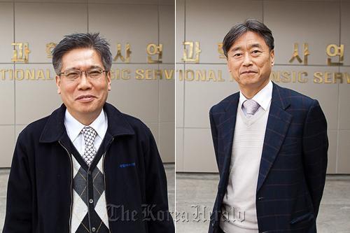 Chung Nak-eun (left) and his colleague Choi Young-shik at the National Forensic Service are pursuing law changes that would give the NFS more say on when autopsies are necessary.  Yonhap News
